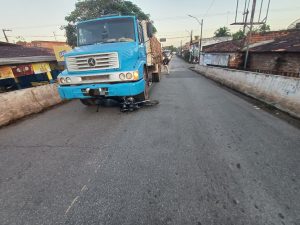 Motociclista fica gravemente ferida após colidir com caminhão na BR-402,