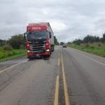 Motociclista morre após invadir contramão e colidir em carreta na