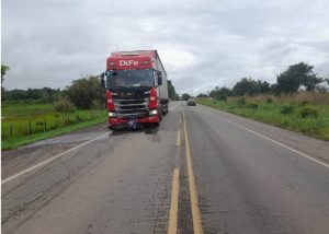 Motociclista morre após invadir contramão e colidir em carreta na