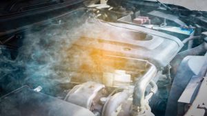 Motor do carro esquenta demais? Descubra 6 causas e como