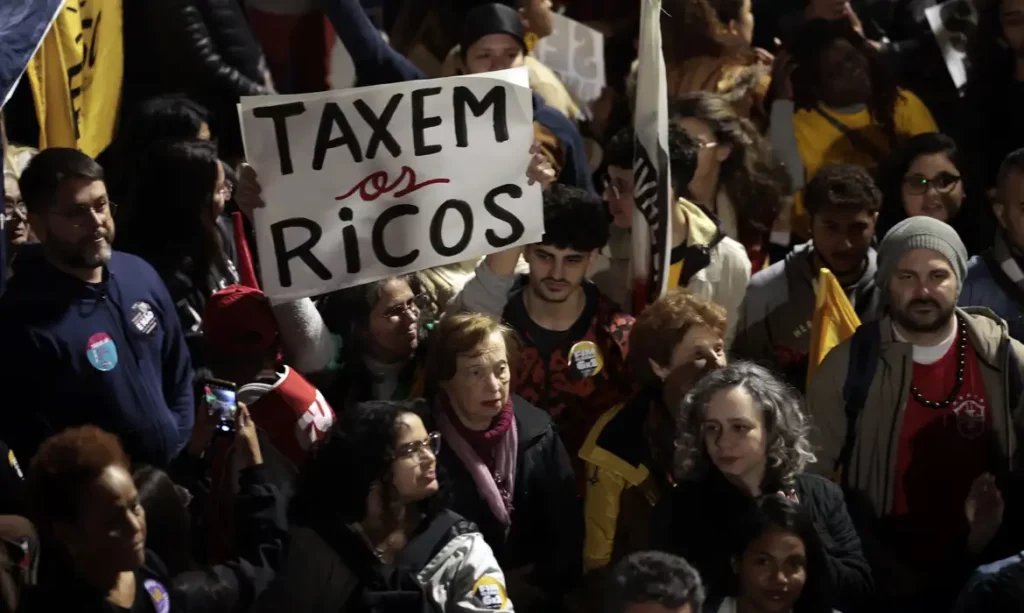 Movimentos populares ocupam Câmara para lançar plebiscito pela taxação dos