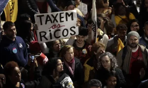 Movimentos populares ocupam Câmara para lançar plebiscito pela taxação dos