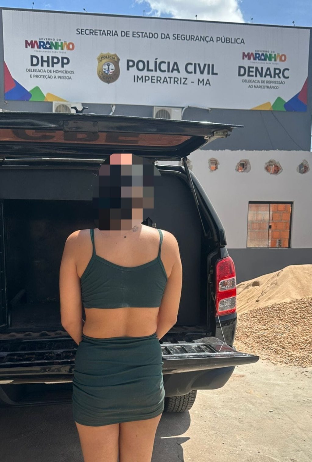 Mulher que possuía dois mandados de prisão em aberto é