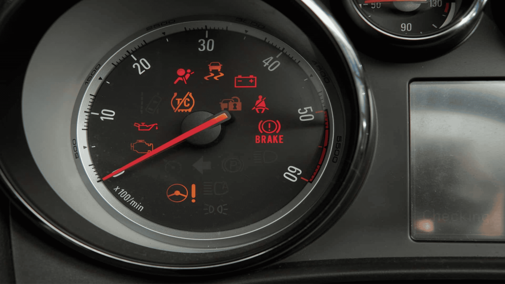 Não ignore! 5 luzes do painel do carro que podem
