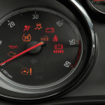 Não ignore! 5 luzes do painel do carro que podem