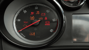 Não ignore! 5 luzes do painel do carro que podem