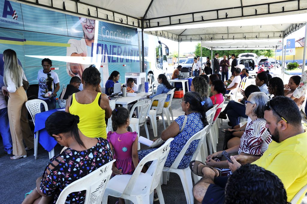 Ônibus da Conciliação Itinerante leva serviços à população de Caxias
