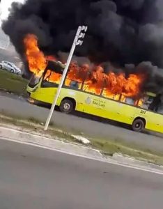 Ônibus pega fogo no bairro Forquilha, em São Luís