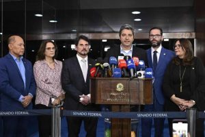 Oposição pede fim do recesso e reunião urgente com Motta