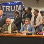 Oposição protesta com bandeira de Trump, após veto de Motta