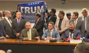 Oposição protesta com bandeira de Trump, após veto de Motta