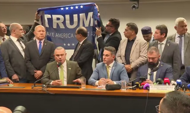 Oposição protesta com bandeira de Trump, após veto de Motta