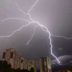 Os relâmpagos sobem para as nuvens? Conheça o Raio Ascendente