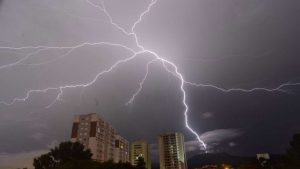Os relâmpagos sobem para as nuvens? Conheça o Raio Ascendente