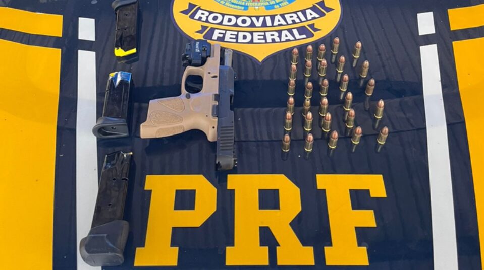 PRF apreende arma de fogo de uso restrito e munições