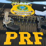 PRF apreende armas, munições e R$ 8 mil em espécie