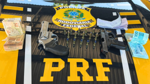 PRF apreende armas, munições e R$ 8 mil em espécie