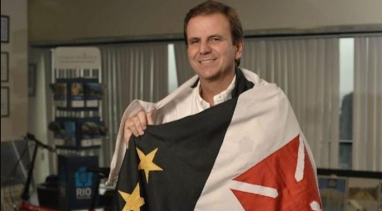 Paes reforça compromisso para retirada de dutos no terreno do