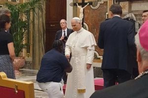 Papa Leão XIV autografa carta Pokémon de fiel em Roma