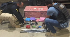 Passageiro é flagrado com armas, munições, e drogas em ônibus