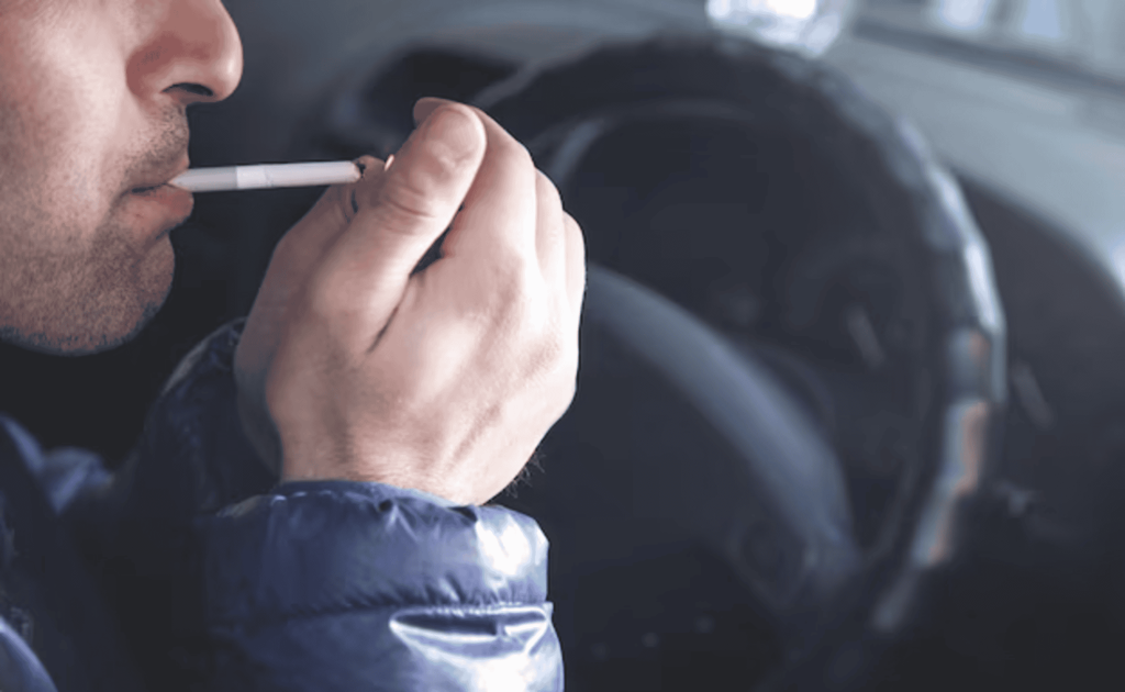 Pode fumar enquanto dirige? Entenda o que a lei realmente