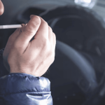 Pode fumar enquanto dirige? Entenda o que a lei realmente