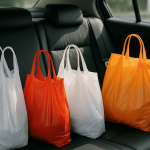 Pode levar objetos soltos nos bancos do carro? Veja riscos