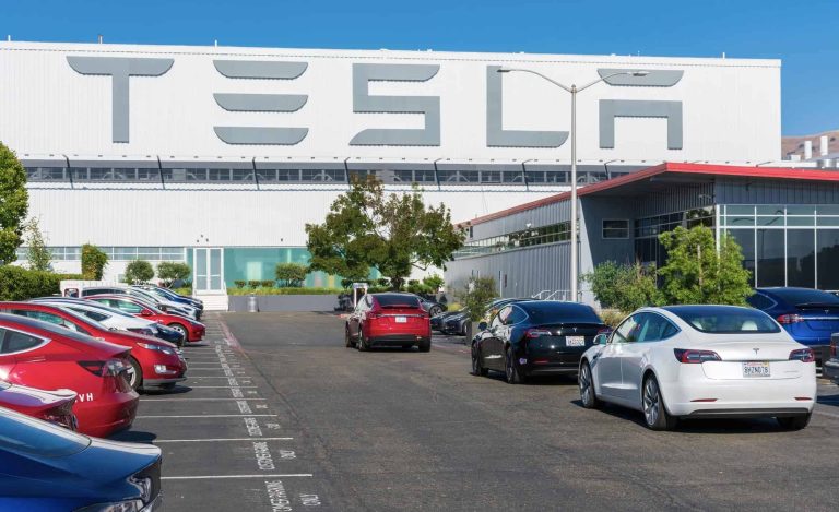 Popularidade da Tesla está em queda livre nos EUA, revela