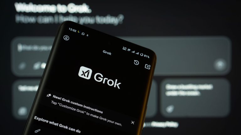 Postagens antissemitas do Grok colocam X na mira da União