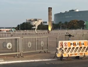 Praça dos Três Poderes é reaberta a visitantes após retirada