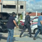 Prefeito acusado de matar PM se entrega à polícia