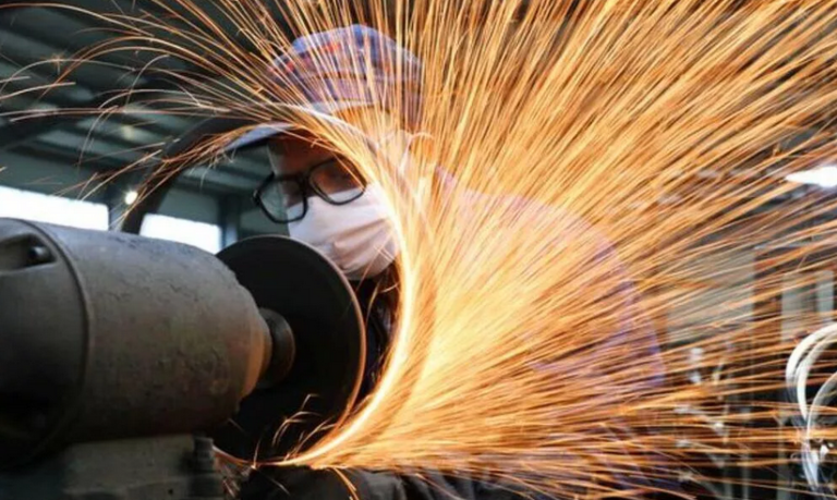 Produção industrial recua pelo segundo mês seguido e reflete impacto