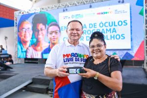 Programa Cuidar dos Olhos entrega mais de 700 óculos para