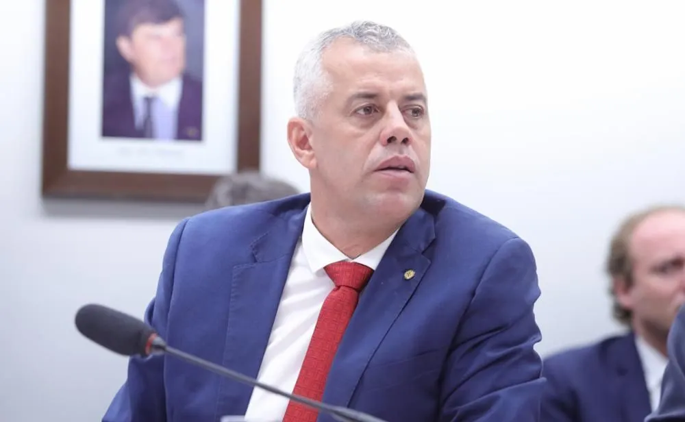 Projeto que permite mandato remoto na Câmara pode beneficiar Eduardo
