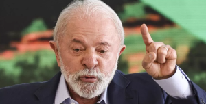 'Quem é frouxo não deveria fazer bobagem': Lula critica Bolsonaro