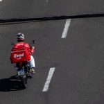 RJ obriga apps de delivery a fornecer mochilas a entregadores