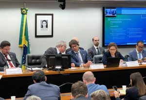“Reforma ameaça estabilidade dos servidores para atender ao ajuste fiscal”,
