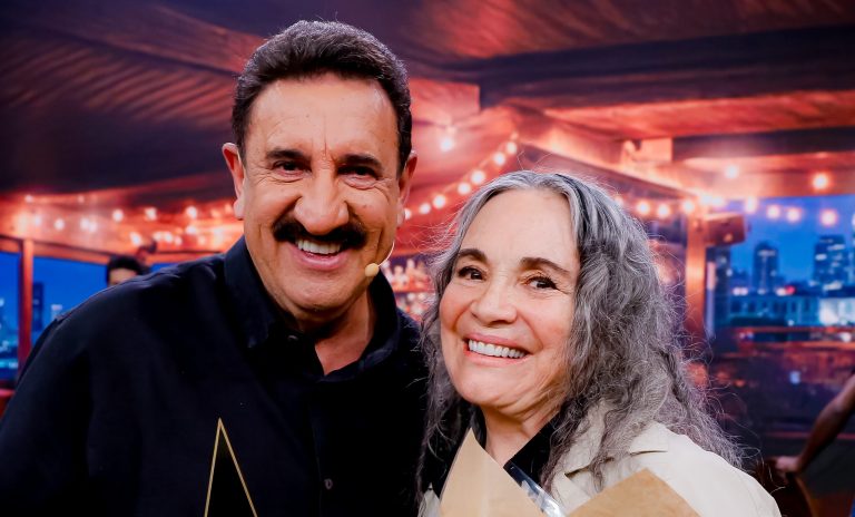 Regina Duarte é homenageada por Ratinho e se emociona no
