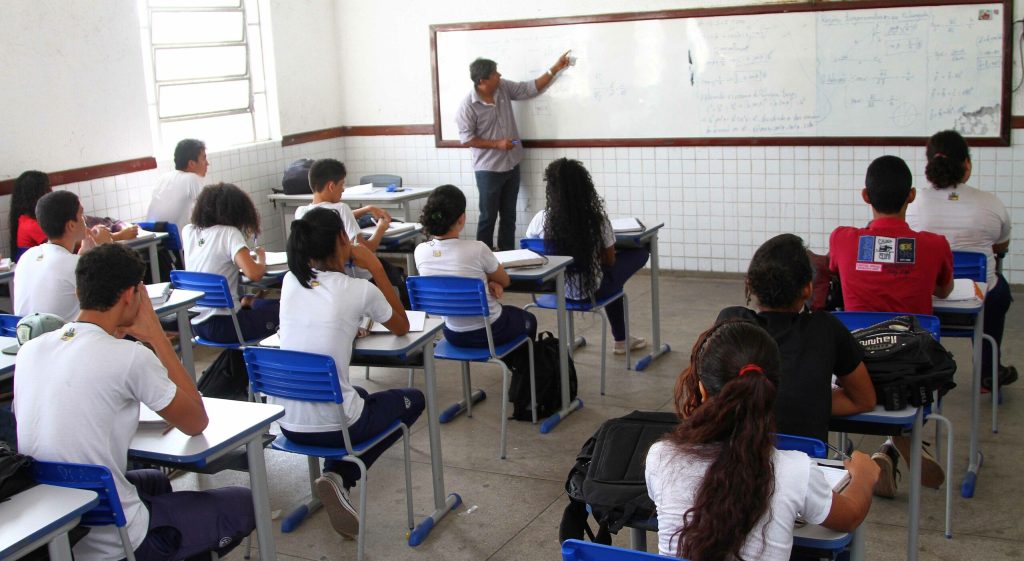 Relatório mostra deficit de professores para a educação básica até