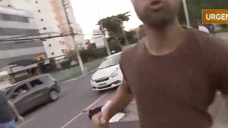 Repórter da Record leva socos e empurrões ao vivo em