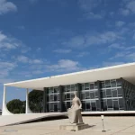 STF abre inquérito para investigar negociação de dólar antes do