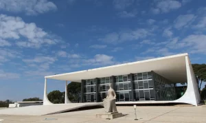 STF abre inquérito para investigar negociação de dólar antes do