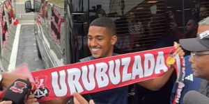 Samuel Lino chega ao Rio de Janeiro para firmar contrato