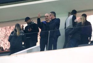 Sanção dos EUA não abala Moraes, que surge sorrindo e