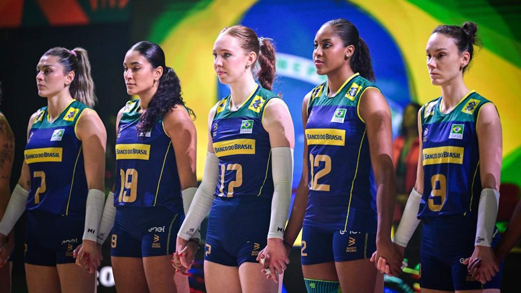 Seleção Brasileira de vôlei vence Bulgária e avança à fase
