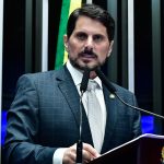 Senador Marcos do Val desafia STF e viaja para os