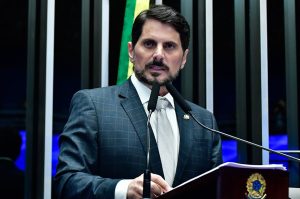 Senador Marcos do Val desafia STF e viaja para os