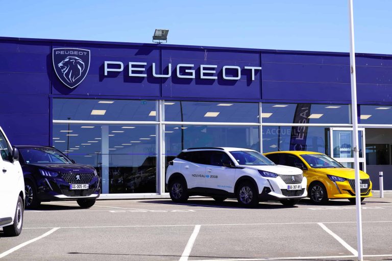 Stellantis faz recall de dois modelos Peugeot por risco de