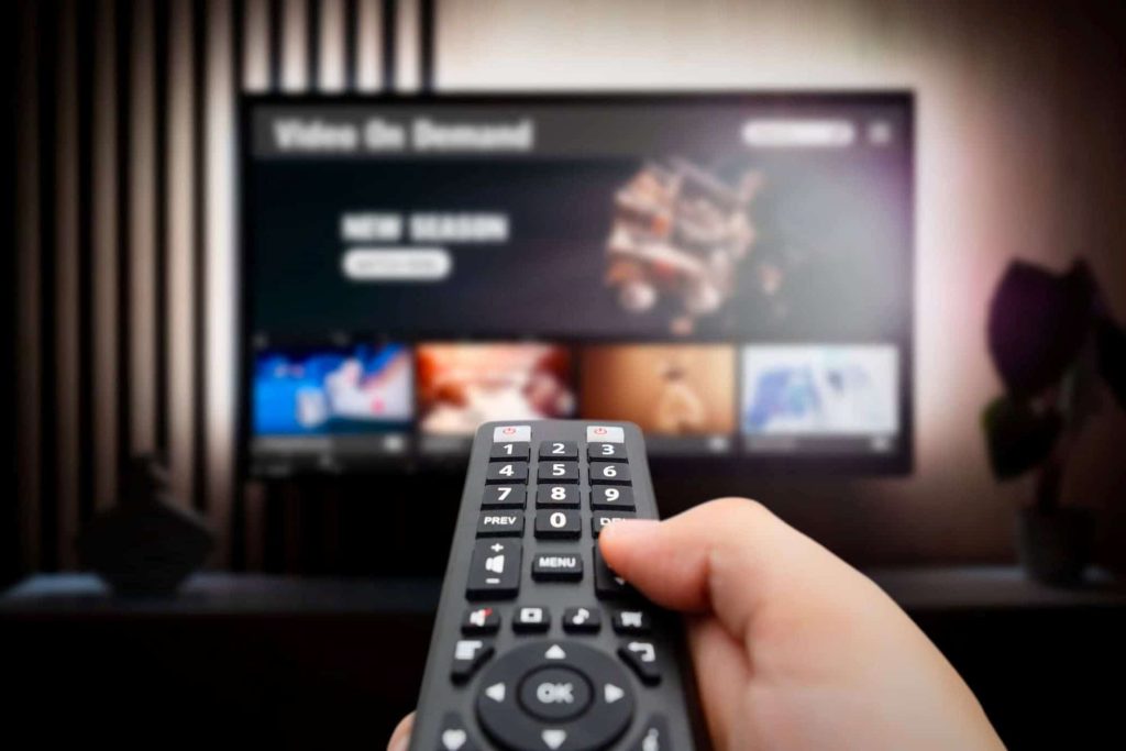 TV por assinatura encolhe e perde espaço para streaming no