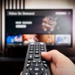 TV por assinatura encolhe e perde espaço para streaming no